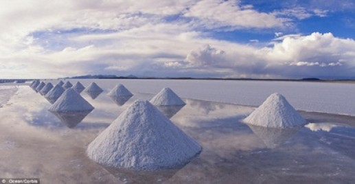 Cánh đồng Salar de Uyuni lớn nhất thế giới nằm ở miền nam đất nước Bolivia, gần dãy núi Andes