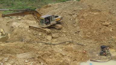  Tan hoang vì khai thác vàng trái phép
