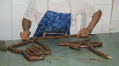   Lạp xưởng bẩn tràn lan trong chợ