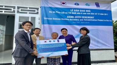  Hơn 100 căn nhà an toàn được bàn giao cho các gia đình nghèo bị thiệt hại bởi bão Damrey ở tỉnh Phú Yên 