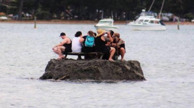 Bị cấm uống rượu, dân New Zealand dùng cách độc để lách luật
