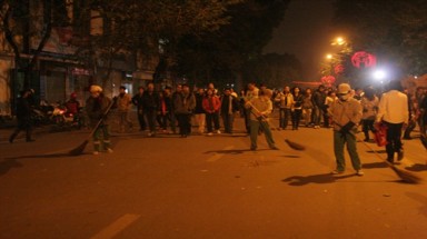  Những người lặng lẽ giữ sạch phố hoa