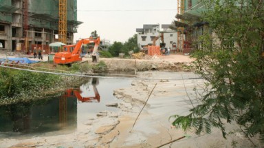  Đổ bùn làm bít mương thoát nước