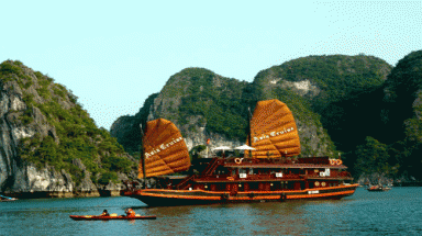  Nên trưng cầu ý kiến trước khi “thay áo” tàu ở vịnh Hạ Long