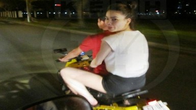  Hồ Ngọc Hà đi xe không thèm đội mũ bảo hiểm 
