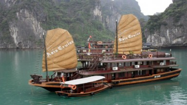  Không "mặc đồng phục trắng" toàn bộ thân tàu du lịch