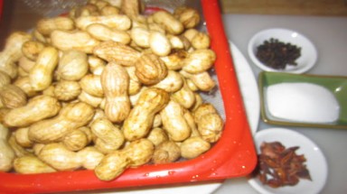 Lạc luộc trắng nõn nhờ... thần dược