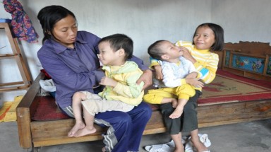    Mẹ ăn chuối xanh nhường cháo cho 3 con bị bệnh