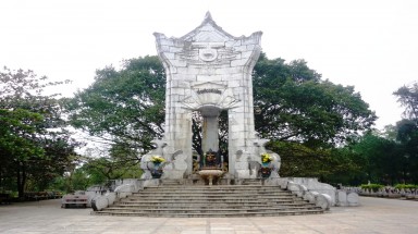  Nghĩa trang liệt sĩ Trường Sơn bị bôi bẩn