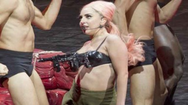    Lady Gaga bị chỉ trích là "rác rưởi" khi mặc áo ngực gắn súng