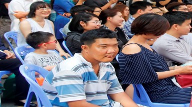  Khi người ăn xin đến Đường Sách giao lưu, đặt câu hỏi