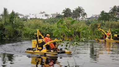  TPHCM: Đề xuất chi 13 tỷ đồng thuê máy vớt 4.500 tấn rác trên kênh