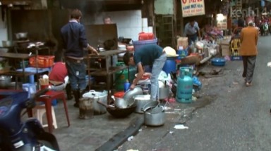  Đa số quán ăn vỉa hè Hà Nội đều "gần nguồn" ô nhiễm