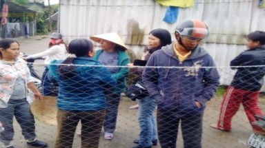Cả đoàn người khiêng quan tài đồng loạt ngất xỉu khi ngang qua... bãi rác
