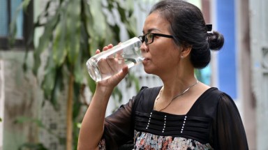  Uống nhiều nước có thể thải độc?