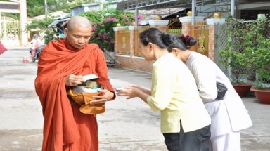  CEO Thái Hà Books chân đất đi ăn xin