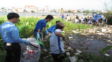  Giới trẻ Bạc Liêu tổng vệ sinh môi trường trên sông 