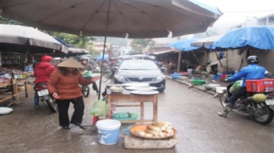 Muốn qua phải "xin" người bán hàng