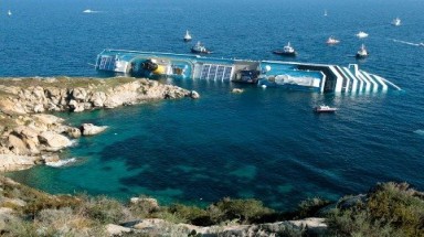   Nhiên liệu rò rỉ từ ”tàu Titanic mới” đe dọa loài cá voi