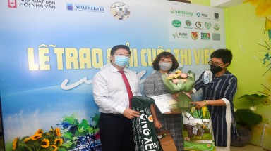  Giải Nhất cuộc thi viết “Về nhà” trao tặng tiền thưởng cho nhân vật trong tác phẩm dự thi