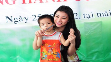   Mai Hải Anh bật khóc khi thăm các trẻ mồ côi