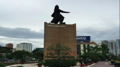  Dời lư hương trước tượng đài Trần Hưng Đạo: cần sửa ngay một quyết định vội vã 