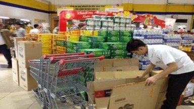 Loạn giá bia trong siêu thị dịp Tết