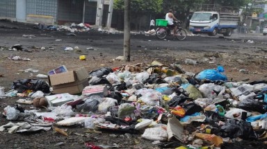  Cách phản đối mới của người dân Myanmar: đình công rác thải