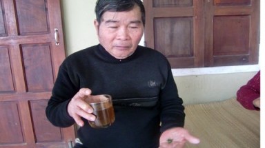 Rợn người xem cảnh ăn mật cóc chữa ung thư