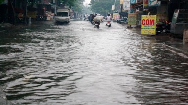  Mưa trái mùa, nhiều tuyến đường ngập nặng