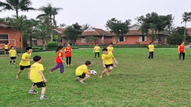 Giải ngoại hạng Anh hỗ trợ bóng đá cộng đồng Việt Nam