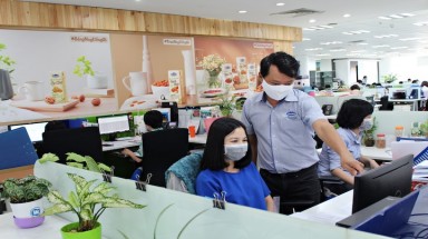  Vinamilk ủng hộ 10 tỷ đồng mua vật tư thiết bị sinh phẩm y tế giúp phát hiện nhanh virus corona 