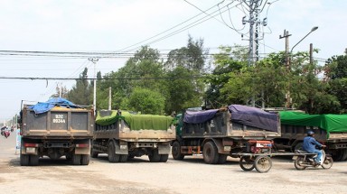   Dân Quảng Nam dùng thùng rác, biển quảng cáo chặn 30 xe tải chở đất