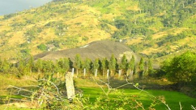  Những hòn đá tự chuyển mình ở Tây Nguyên