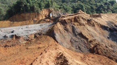   Hồ chứa chất thải quặng bị vỡ chỉ được gia cố bằng đất, đá