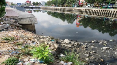  Xử lý tình trạng xả rác xuống kênh Nhiêu Lộc - Thị Nghè