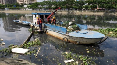  Vớt rác trên sông: Nhiệt tình thôi, chưa đủ...