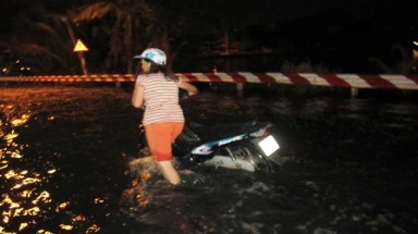  TP.HCM: Triều cường, đường biến thành sông