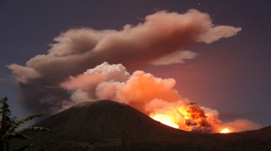  Indonesia: Núi lửa Lokon phun trào