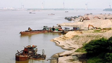  Bổ sung chế tài xử phạt các tổ chức, cá nhân tham gia khai thác, vận chuyển, tiêu thụ cát, sỏi trái phép