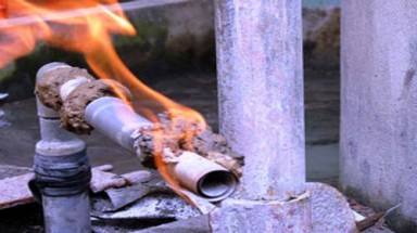 Tự ý sử dụng khí ở "lỗ khoan bốc cháy"