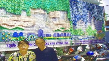  Bức tranh được làm từ nhiều vỏ chai phế liệu nhất 