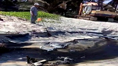   Khách Tây bức xúc vì nước đen ngòm, hôi thối xả ra biển Mũi Né
