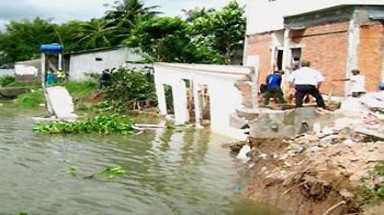 Cần Thơ: Sạt lở bất ngờ tại sông Trà Nóc, nhiều nhà dân trôi sông 