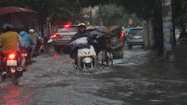  Thành phố Vinh chìm trong biển nước sau cơn mưa 