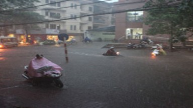  Mưa to ở Hà Nội và TP. Hồ Chí Minh
