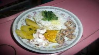  Sợ thịt ôi, cá nấu sống chị em mang cơm nhà đến cơ quan