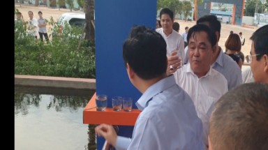  Ông Dũng "lò vôi" uống nước thải đã xử lý trước mặt Bộ trưởng TN-MT