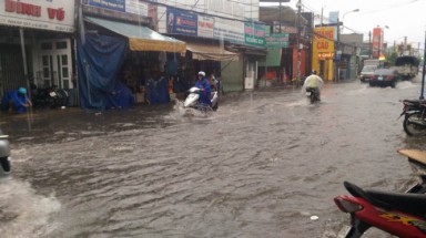   TP.HCM đón cơn mưa rất to đầu mùa, mưa không giảm trong vài ngày tới