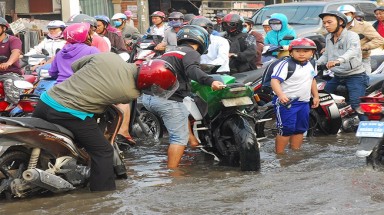 Dân bức xúc ngập nước mà lại nói "tụ nước"